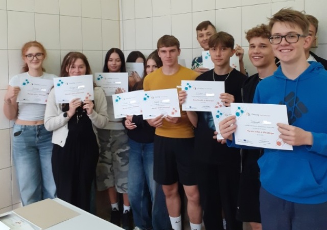 Uczniowie z dyplomami